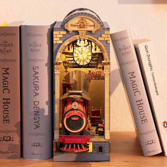✨ Regalo premium | Kit Fai-da-te Book Nook Robotime Rolife – Miniatura in Legno con Luce per Libreria