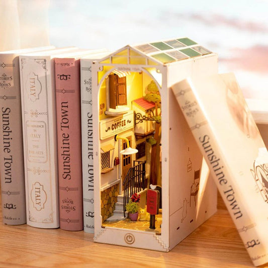 ✨ Regalo premium | Kit Fai-da-te Book Nook Robotime Rolife – Miniatura in Legno con Luce per Libreria
